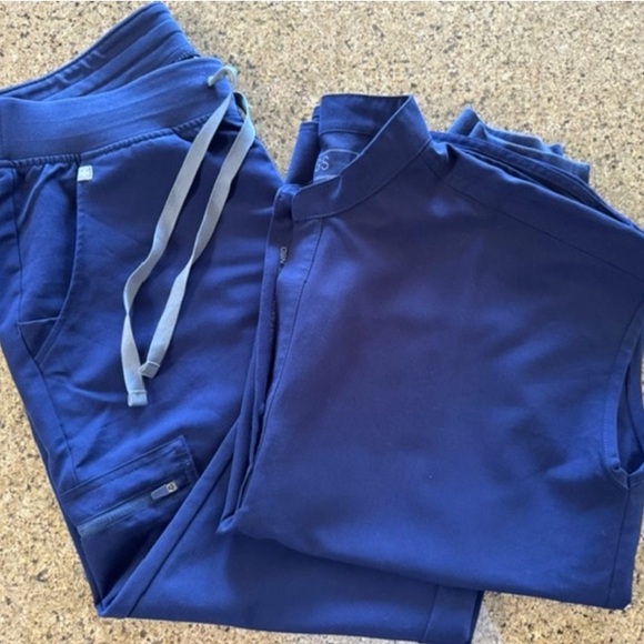 Figs navy set. Rafaela top in medium and Zamora joggers in XL - Picture 7 of 7